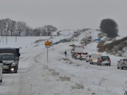 Из-за снегопадов в шести областях Украины ввели запреты на движение транспорта