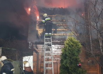 Ближний пригород Харькова: пожарные потушили крупный пожар в частном доме (ФОТО)