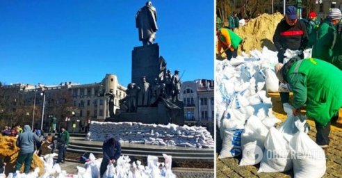 Харьковские памятники обкладывают песком, чтобы сохранить от обстрелов