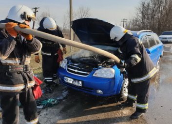 На трассе под Харьковом во время движения загорелся автомобиль (ФОТО)