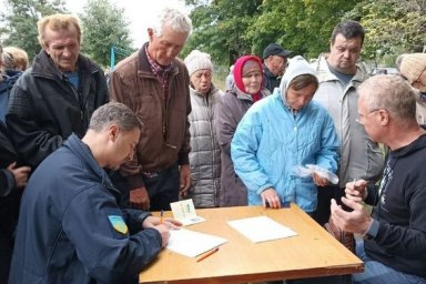 
Жители деоккупированных территорий начали получать пенсии в передвижных отделениях "Укрпочты"
