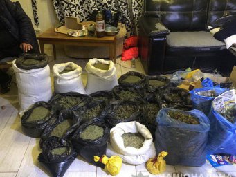 В доме бывшего милиционера на Харьковщине нашли 40 килограмм конопли и арсенал оружия