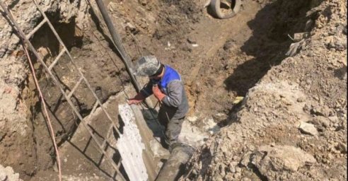 В Киевском районе восстанавливают поврежденные обстрелами водоводы