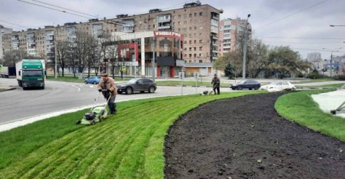 Бригады «Харьковзеленстроя» убирают парки и планируют высадку цветов