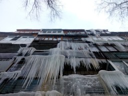 Харьковчанка выпала с балкона, сбивая сосульки: женщина в тяжелом состоянии госпитализирована