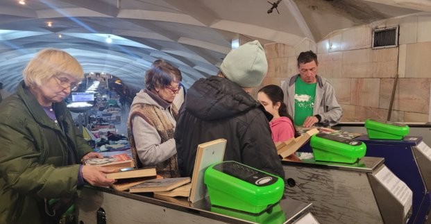Харьковские библиотекари раздают книги в укрытиях