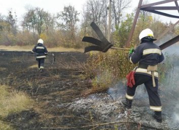 ФОТО: В Харьковских пригородах снова активизировались пироманы (ГСЧС)