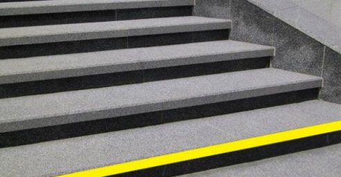 В Харькове отремонтируют два перехода и обновят на входах в метро желтые ленты