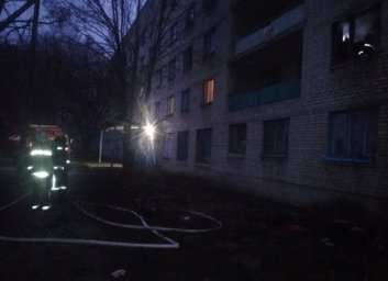 Утренняя побудка с огоньком: спасатели эвакуировали два десятка жильцов, а одного вынесли на руках