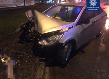 На Павловом Поле легковушка врезалась в столб: пострадавших увезла скорая (ФОТО)