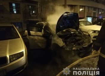 Женщину разбудил пожар ее машины за окном (ФОТО)