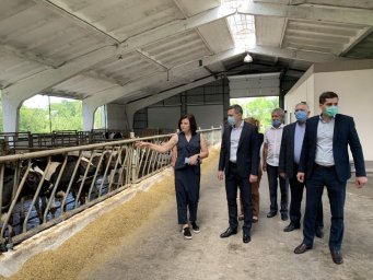 Во время рабочей поездки в Волчанский район Алексей Кучер посетил фермерское хозяйство &laquo;Юпитер&raquo;