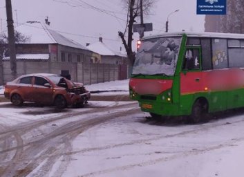 На Основе маршрутный автобус врезался в Chevrolet