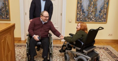 Геннадий Кернес вручил девушке новую инвалидную коляску вместо украденной