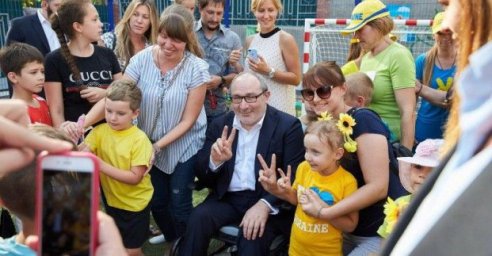 Геннадий Кернес поздравил детей с их праздником