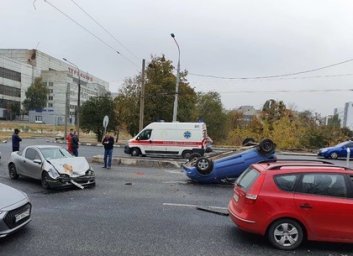 ФОТО: Жуткое ДТП на Ландау: водитель вылетел через лобовое стекло (Соцсети)