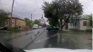 ДТП с вылетом ВАЗа с дороги в дом (ВИДЕО)