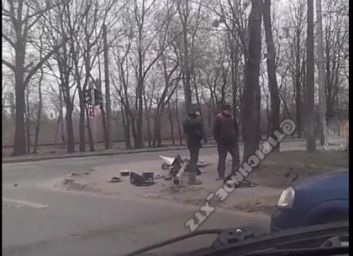 ДТП: трактор снес светофор