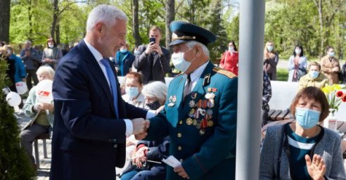 Накануне 9 Мая в Молодежном парке высадили аллею деревьев и организовали встречу ветеранов