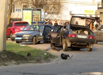 Жестокое ДТП: мотоциклист под колесами леговушкм (ФОТО)