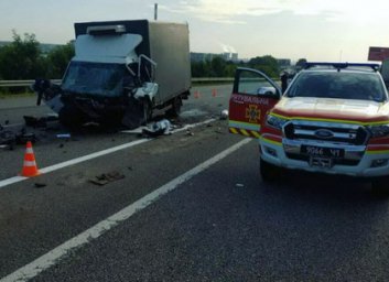 Спасатели с помощью специнструмента вырезали тело водителя после жуткой аварии по дороге на Песочин 