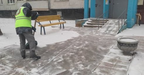 
В Харькове убирают снег более двух тысяч коммунальщиков
