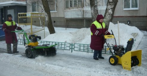 Коммунальщики убирают снег во дворах жилых домов