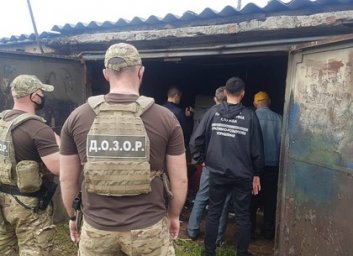 Склад российских сигарет нашли в гараже под Харьковом (ФОТО)