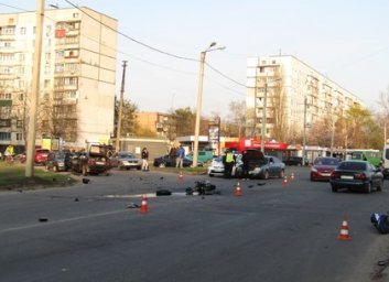 Мотоциклист погиб, а трехлетнюю девочку увезла скорая: правоохранители рассказали подробности ДТП (В