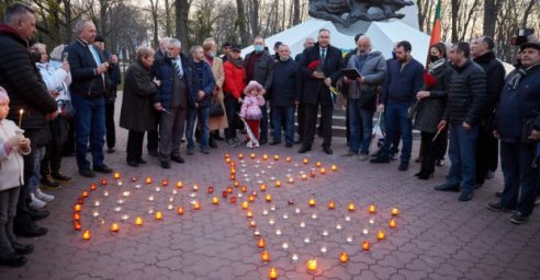 Харьковчане зажгли свечи в память о ликвидаторах Чернобыльской катастрофы