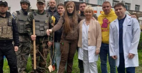Возле детской больницы в Харькове посадили деревья