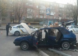 В Харькове водитель врезался в автомобиль патрульных
