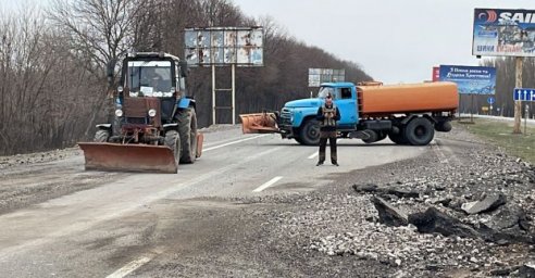 Рабочие «Харьковских теплосетей» участвуют в расчистке дороги на Чугуев