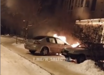 Под окнами многоэтажки вспыхнул автомобиль (ВИДЕО)