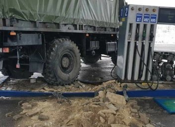 На Окружной военный грузовик врезался в заправку (ВИДЕО, ФОТО)