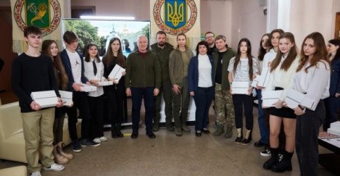
В Харькове вручили планшеты учащимся разрушенной специализированной школы №134

