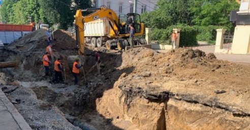 
В Харькове устраняют последствия ночного обстрела центра города
