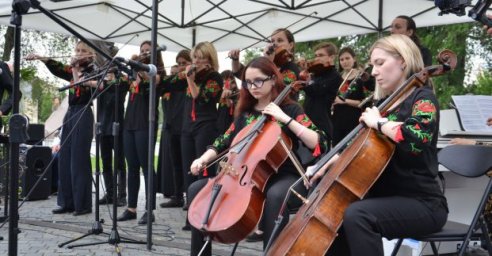 Детская музыкальная школа №10 дала отчетный концерт под открытым небом