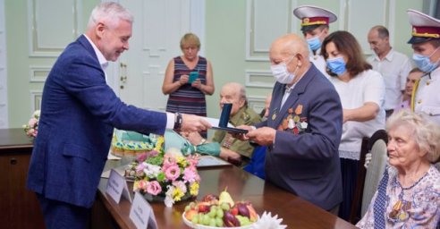В городском совете наградили участников войны