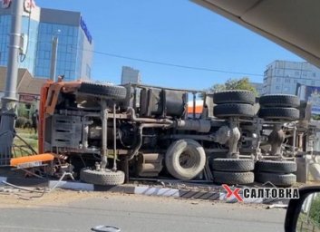 Фотофакт: на Салтовке перевернулась бетономешалка (Telegram)