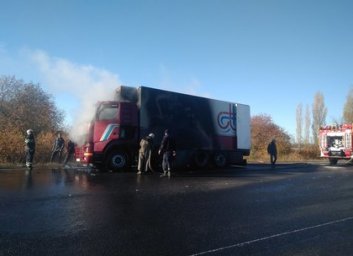 ФОТО: Фура с мороженой рыбой загорелась на трассе (ГСЧС)