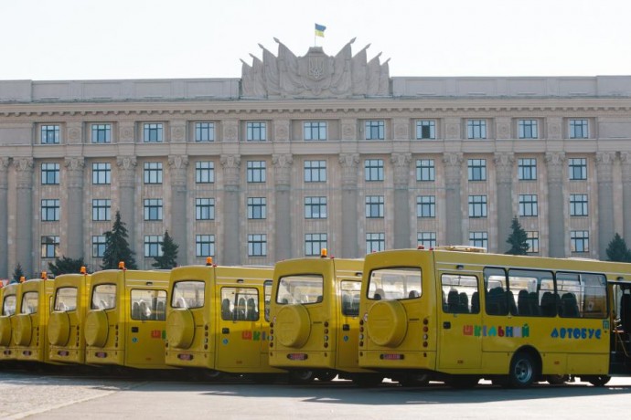 Районы и ОТГ области получили 18 новых школьных автобусов