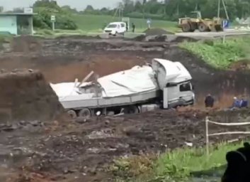 ДТП: фура вылетела с трассы под Харьковом (ВИДЕО)