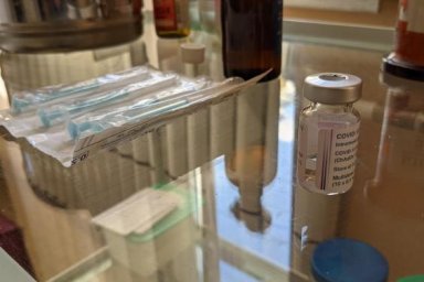 В Украине продолжается вакцинация пожилых людей