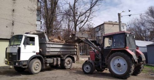 В Харькове ежедневно работает спецтехника по вывозу мусора
