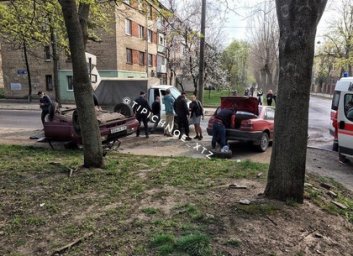 ДТП: на ХТЗ перевернулся автомобиль (ФОТО, ВИДЕО)