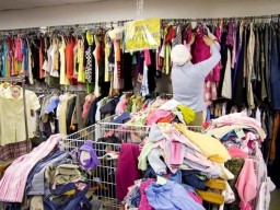 Жители Мелитополя &laquo;взяли штурмом&raquo; магазин секонд-хенда (ФОТО)