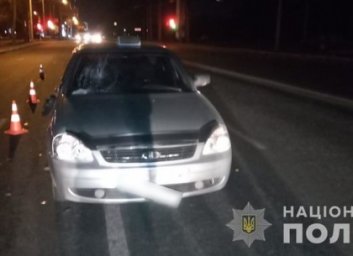 Автомобиль такси сбил двух пешеходов: подробнгости от полиции