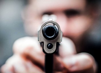 Стрельба и крики: дядя-рецидивист ранил племянника