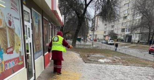 В Харькове работники коммунальных предприятий борются со льдом